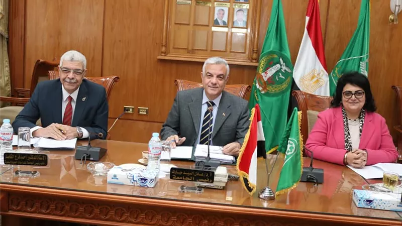 ندوات مكثفة بجامعة المنوفية للتوعية عن فيروس كورونا والاطمئنان على المبعوثين بالصين