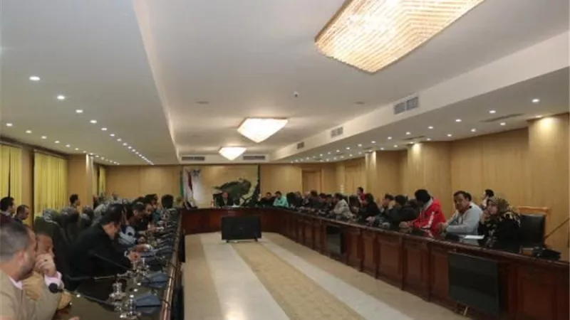 رصف جميع الطرق الترابية بطول 34 كم بالفيوم