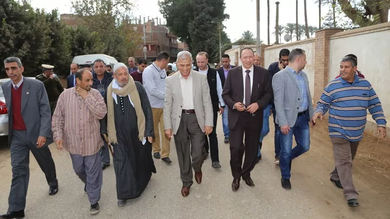 محافظ المنوفية فى جولة تفقدية بقرية ميت أبو الكوم