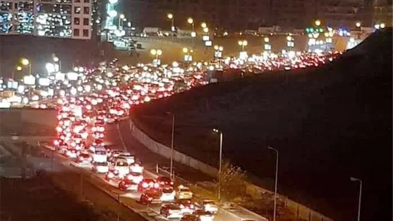 ازدحام شديد بالاوتوستراد والدائري بسبب كسر ماسورة صرف صحي