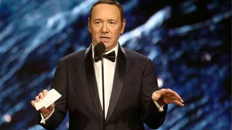نجم هوليود المتحرش جنسيا.. يرد بفيديو غريب