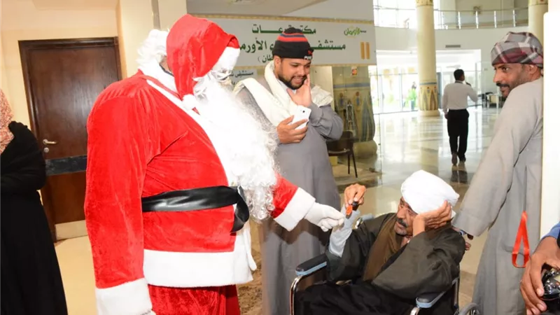 بابا نويل يوزع هدايا الكريسماس على مرضى السرطان بالأقصر