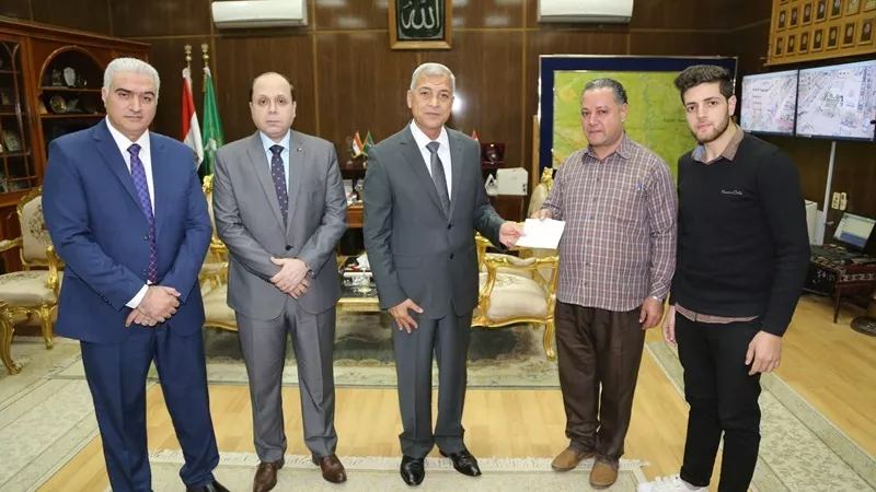 محافظ المنوفية يسلم عدداً من شيكات التمويل لأصحاب المشروعات الصغيرة