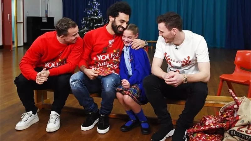 محمد صلاح يفاجئ محبيه الصغار في الكريسماس ..بالفيديو