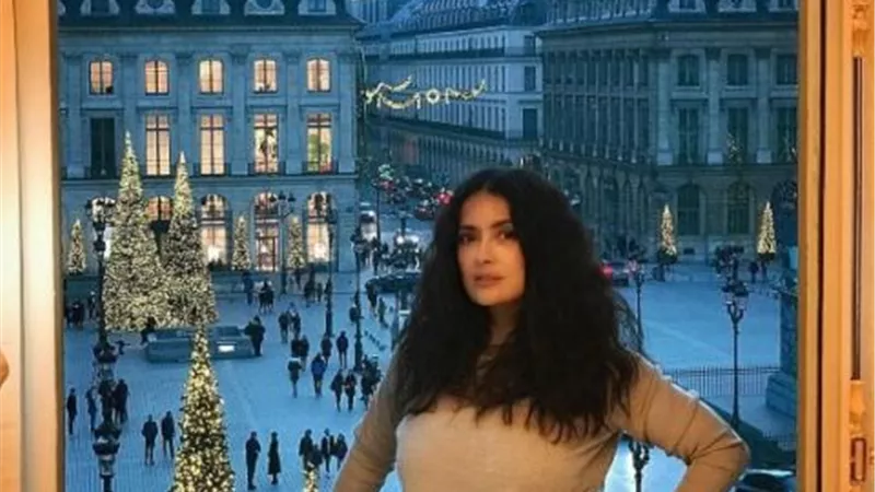 سلمى حايك تحتفل بالكريسماس من باريس