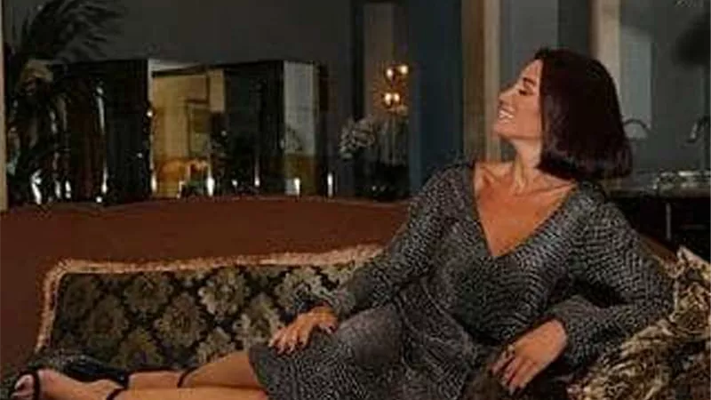 أروى فى إطلالة كلاسيكية وشعر قصير ..صور