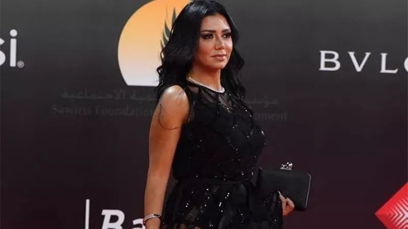 فستان رانيا يوسف بـ ٢٥٠جنيها