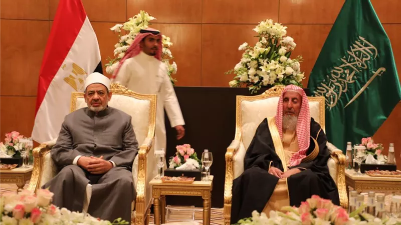 مفتي السعودية وكبار علمائها ووزيرا الشئون الإسلامية والدولة يرحبون بشيخ الأزهر