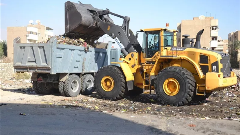 مستقبل وطن بالسويس يرفع المخلفات بمنطقة السادات