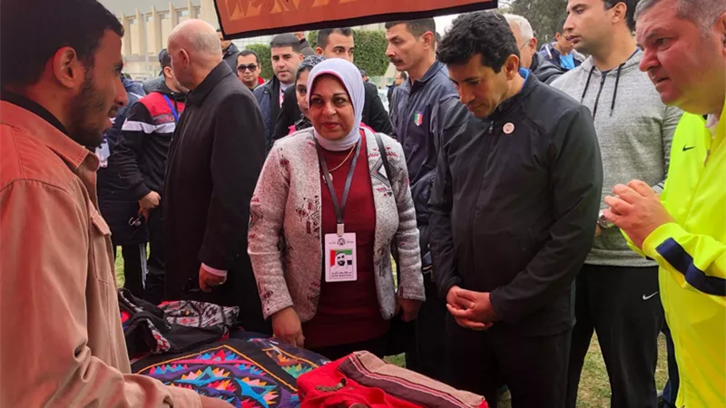 وزيرا الشباب وقطاع الأعمال يتفقدان معرض المشغولات اليدوية بالاسماعلية