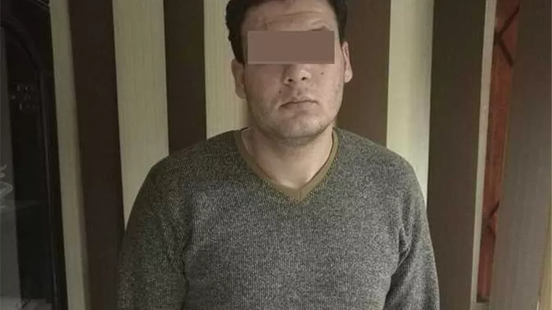 ينتحل صفة رجل شرطة ويجبر آخرين على تقبيل قدمي امرأة