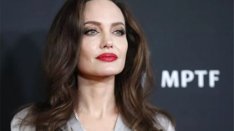 أنجلينا جولي تكشف عن مفاجأة قبل السنة الجديدة