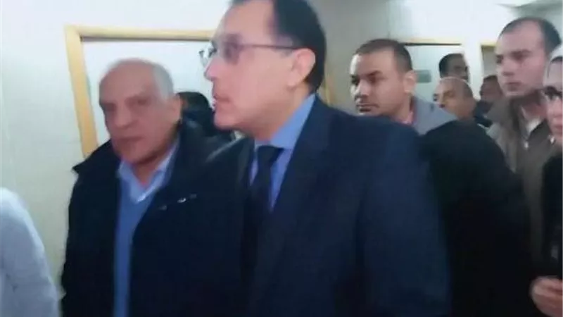 بالفيديو.. رئيس الوزراء ووزيرة الصحة يتفقدان مصابي حادث المريوطية