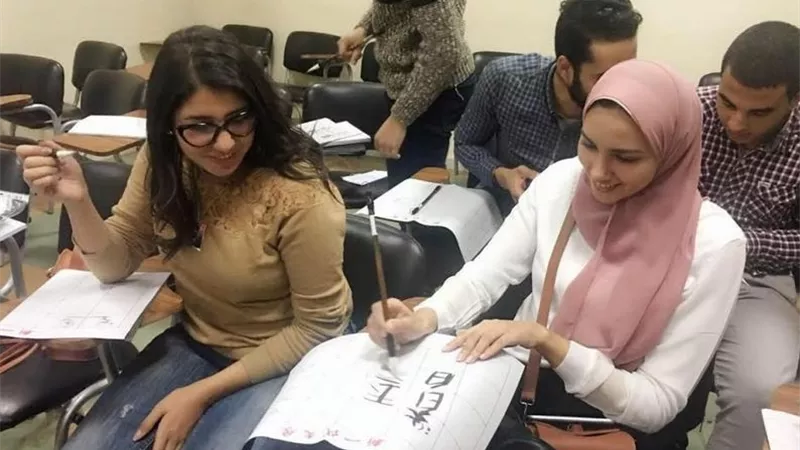 إقبال طلابي كثيف بكونفشيوس عين شمس