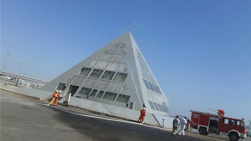 تنفيذ مناورات حريق على المنشآت و الشاحنات بميناء نويبعّ..صور