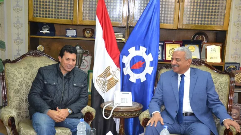 وزير الشباب ومحافظ السويس يبحثان دعم الأندية ومراكز الشباب