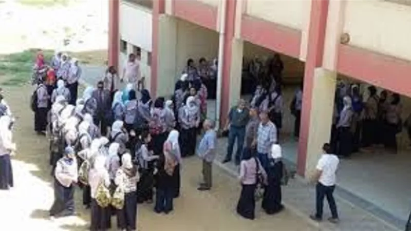 المدير حرض المدرسه على اتهام زملائها بالتحرش بها في منطقة حساسة