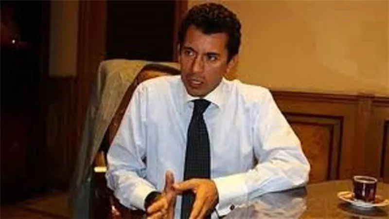 وزير الشباب يتواصل مع محافظ بورسعيد لحل أزمة النادي المصري