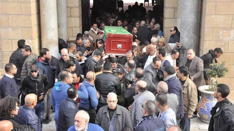 بيبو و حنفى فى جنازة والدة عصام كاريكا.. صور
