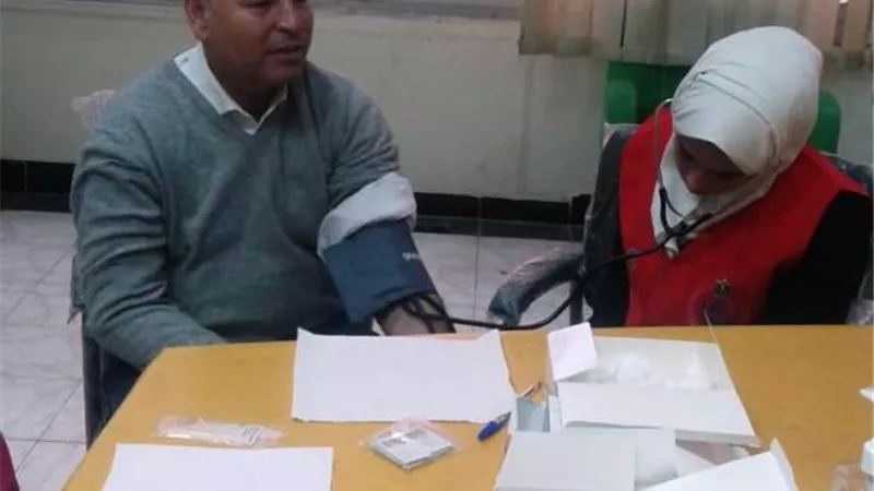 نائب محافظ القاهرة يجرى تحليل فيروس سى بديوان مصر الجديدة