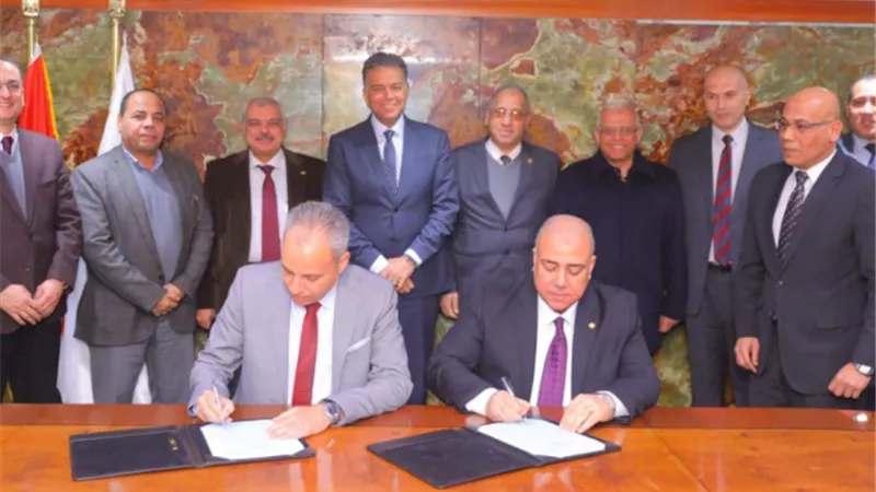 عرفات يشهد توقيع التعاقد بين القومية للأنفاق وشركة المترو
