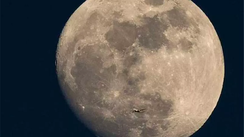 صاروخ صينى يحمل المسبار إلى الجانب المظلم للقمر