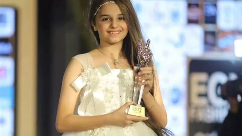 اصغر موديل مصرية تعرض الازياء ببراءة الاطفال.. صور