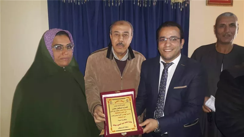 بالصور .. مستقبل وطن بالبحيرة يكرم بائعة انابيب على تروسيكل