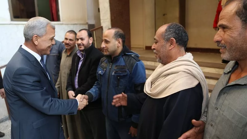 محافظ المنوفية يلتقى بعدد من المواطنين ويستمع الى شكواهم