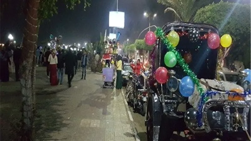 إحتفالات صاخبة على كورنيش الأقصر بحضور الآلاف والمحافظ يتابع من خلال جولة وسط الزحام