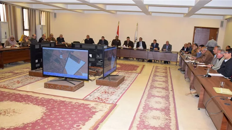 محافظ بني سويف يناقش طلبات تقنين أراضي الدولة