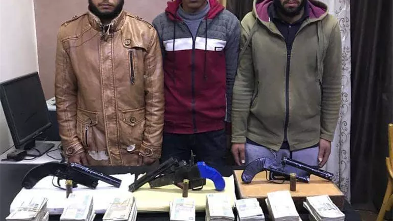 ضبط 3 أشخاص لسرقتهم مبلغ 157 ألف جنية من محل بويات بالدقهلية
