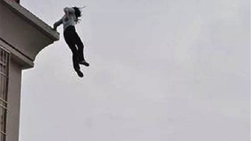 انتحار امرأة من الطابق الرابع.. والسبب صادم