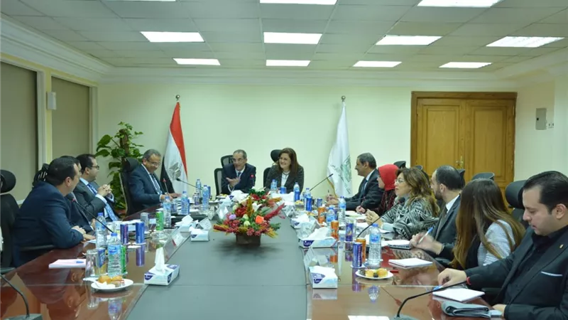 وزيرا التخطيط والاتصالات يبحثان سبل التعاون في التمويل متناهي الصغر