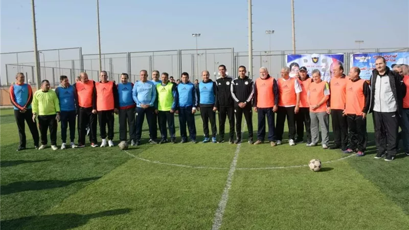 وزيرا الطيران والرياضة يقودان فريقي مباراة كرة قدم