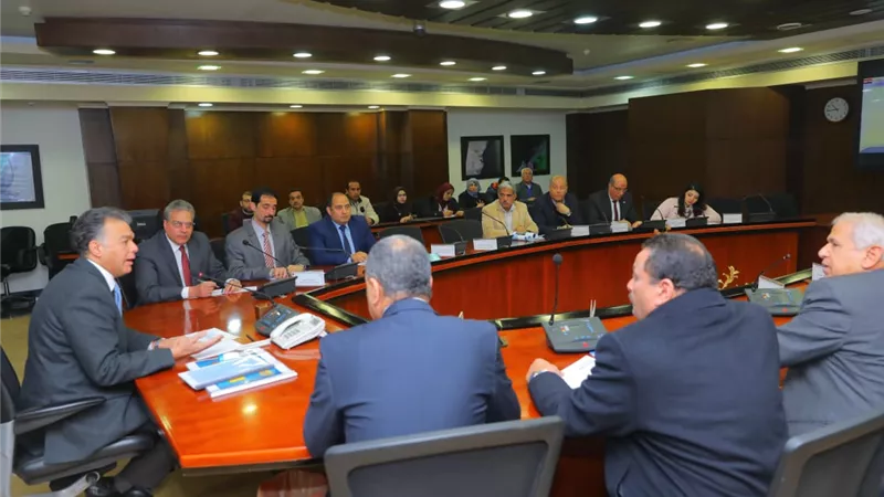 وزير النقل يتابع تنفيذ مشروعات محاور النيل بصعيد مصر