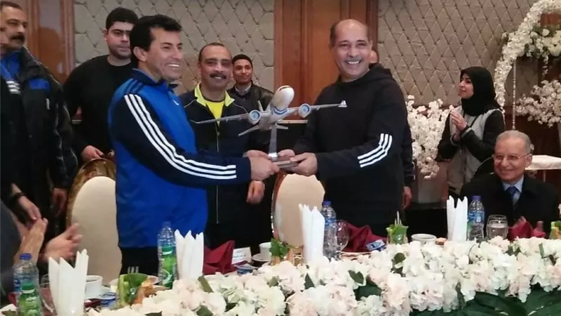 وزير الطيران يهدي وزير الشباب نموذج لاحدث طائرة