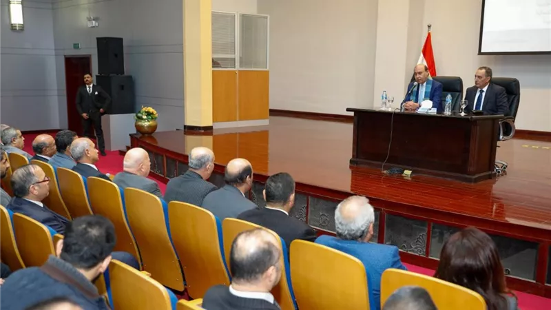 مميش يسلم نائب المنطقة الجنوبية مهام عمله