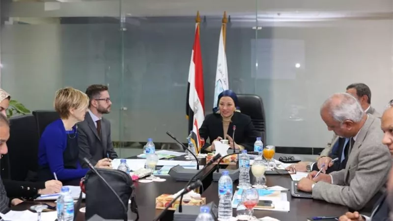 وزيرة البيئة: تسيير برنامج التحكم في التلوث الصناعي