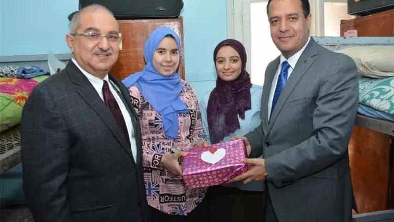 رئيس جامعة أسيوط يكرم أصحاب المراكز الخمسة لأفضل غرفة بالمدن الجامعية
