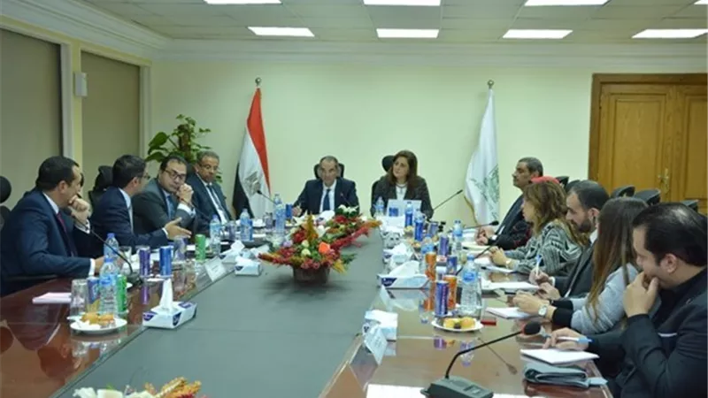 وزيرا التخطيط والاتصالات يبحثان سبل التعاون في مجال التمويل متناهي الصغر