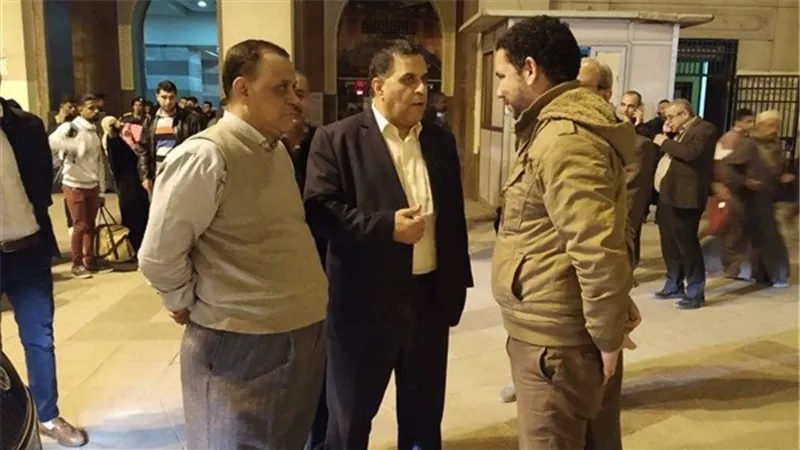 رئيس السكة الحديد يتابع انتظام القطارات من برج الإشارات بمحطة مصر