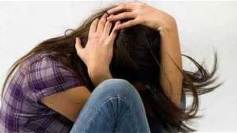 بالفيديو.. زبون يحاول انتزاع ملابس موظفة