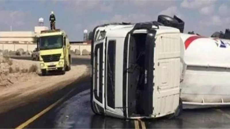 انقلاب سيارة تحمل 7 أطنان بنزين فى سوهاج