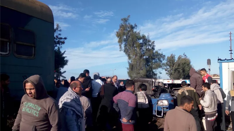 ننشر اول صور لتصادم قطار بسيارة نقل فى البحيرة