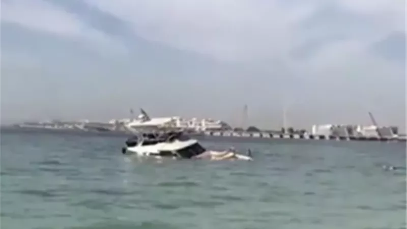 غرق يخت على سواحل دبى يقل 11 شخصاً