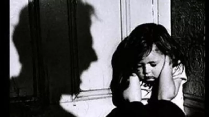 مدمن يعذب طفلته حتى الموت بـ ماسورة حديد