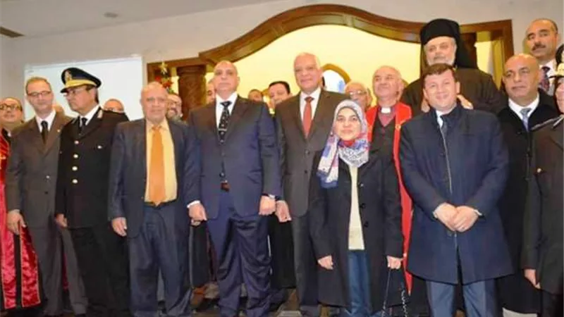 محافظ الجيزة خلال تهنئته للأقباط : لافرق بين أى مواطن سوى بقدر وطنيته