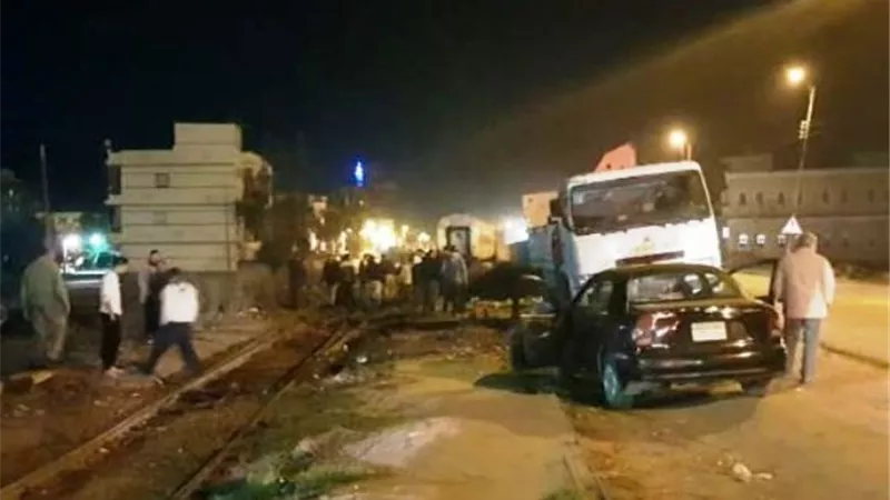 رفع عربة قطار انحرفت على السكة الحديد في البحيرة .. بالصور