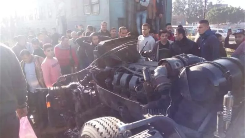 حجز سائقى سيارة التريلا المتسببة فى حادث اصطدام قطار البحيرة .. بالصور